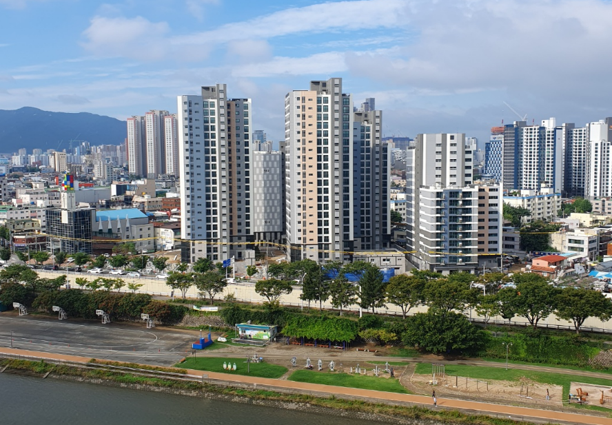 ▲ LH 대구경북지역본부(본부장 문희구)는 29일 대구 중구 ‘태왕아너스 라플란드’ 단지 내에서 ‘대구 동인시영 LH참여형 가로주택정비사업’ 해산총회를 개최하고 사업의 성공적 완료를 발표했다.ⓒLH 대구경북지역본부