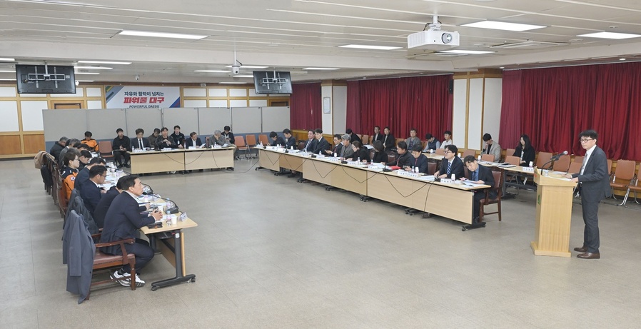 ▲ 대구시는 28일 오후 3시 동인청사 대회의실에서 김정기 대구시장 권한대행 주재로 28개 관련 부서 및 유관기관장이 참석한 가운데, ‘2026대구마라톤대회 추진상황 점검회의’를 열고 분야별 준비 상황을 점검했다.ⓒ대구시