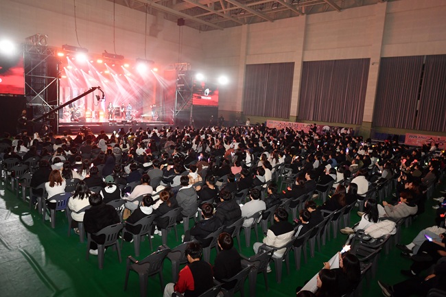 ▲ '2025 After 수능 힐링 콘서트 in 화천' 행사가 지난 28일 화천체육관에서 최문순 군수, 박대현 도의원, 류희상 군의장, 조재규 군의원을 비롯해 수험생들이 참여한 가운데 열렸다. ⓒ화천군