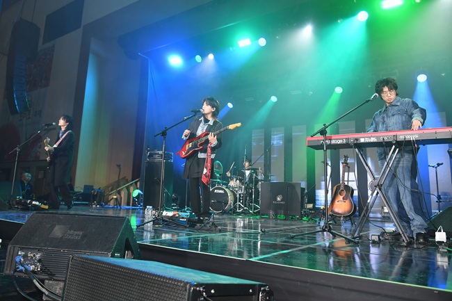 ▲ '2025 After 수능 힐링 콘서트 in 화천' 행사가 지난 28일 화천체육관에서 최문순 군수, 박대현 도의원, 류희상 군의장, 조재규 군의원을 비롯해 수험생들이 참여한 가운데 열렸다. ⓒ화천군