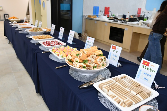 ▲ 화천지역 다문화가족이 참여한 요리대회가 지난 29일 화천읍 화천군 가족센터에서 최문순 화천군수를 비롯해 결혼이민여성 및 자녀들이 참석한 가운데 열렸다. ⓒ화천군