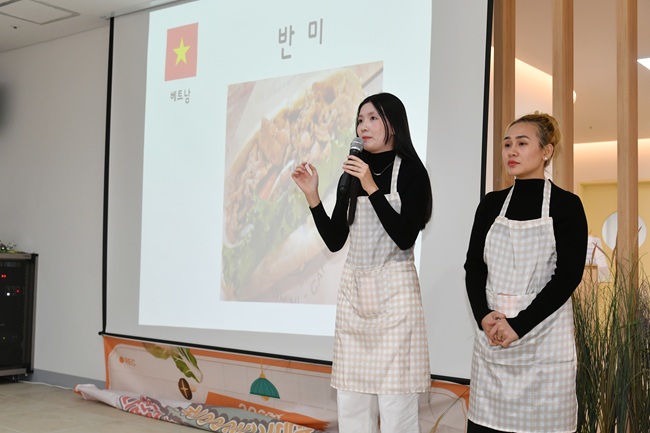 ▲ 화천지역 다문화가족이 참여한 요리대회가 지난 29일 화천읍 화천군 가족센터에서 최문순 화천군수를 비롯해 결혼이민여성 및 자녀들이 참석한 가운데 열렸다. 
ⓒ화천군