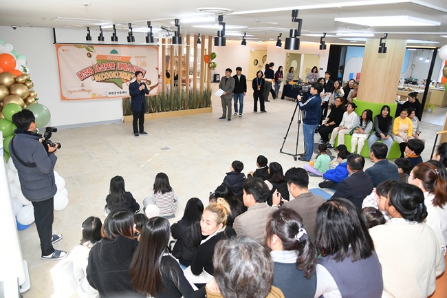 ▲ 화천지역 다문화가족이 참여한 요리대회가 지난 29일 화천읍 화천군 가족센터에서 최문순 화천군수를 비롯해 결혼이민여성 및 자녀들이 참석한 가운데 열렸다. 
ⓒ화천군