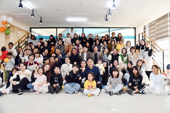 ▲ 화천지역 다문화가족이 참여한 요리대회가 지난 29일 화천읍 화천군 가족센터에서 최문순 화천군수를 비롯해 결혼이민여성 및 자녀들이 참석한 가운데 열렸다. 
ⓒ화천군