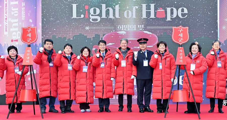 ▲ 김정기 대구시장 권한대행 행정부시장은 11월 28일 동성로 28아트스퀘어에서 열린 ‘2025년 구세군 자선냄비 시종식’에 참석해 타종과 함께 이웃사랑 성금을 전달했다.ⓒ대구시