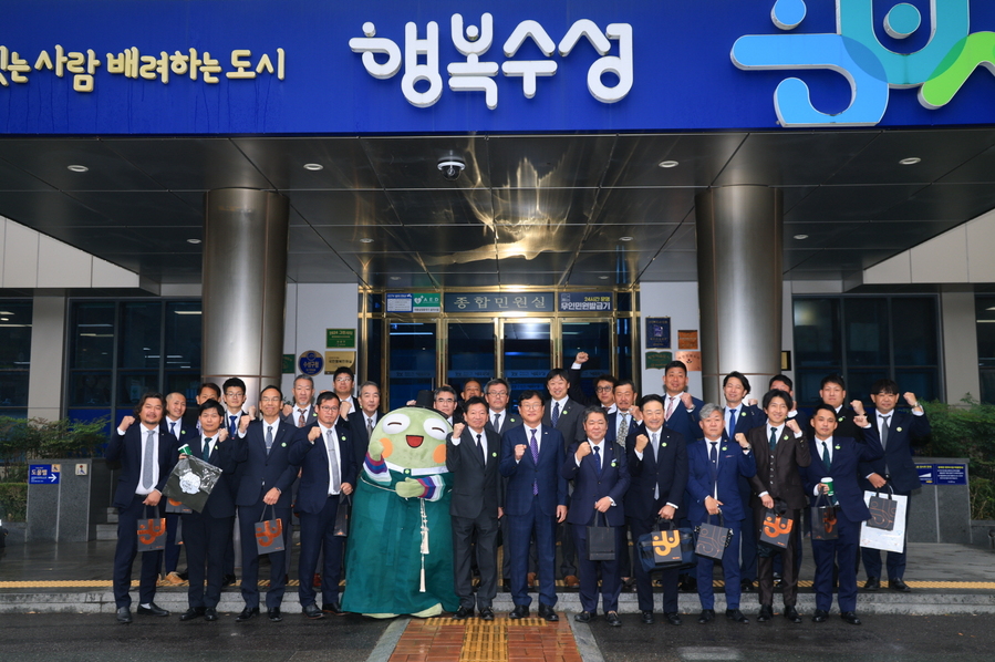 ▲ 대구 수성구(구청장 김대권)는 지난 25일 일본 오사카부 이즈미사노시의 마세 미치히로 부시장과 킨노 야스유키 상공회의소 회장을 비롯한 경제인 대표단 30명이 수성구청을 방문했다.ⓒ대구 수성구
