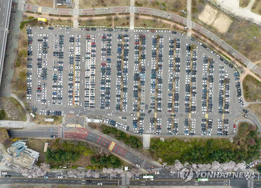 ▲ 여의도 봄꽃 축제가 열리고 있는 지난 9일 서울 여의도 윤중로 인근 한강공원 주차장에 차량이 주차돼 있다. ⓒ연합뉴스