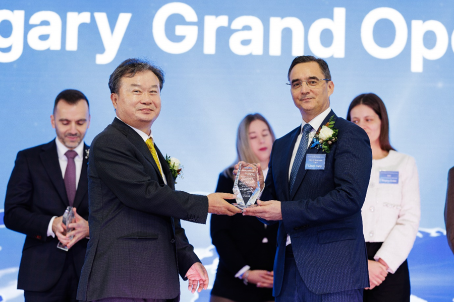 ▲ 이동채 에코프로 창업주가 28일(현지시간) 헝가리 데브레첸 공장에서 준공을 지원해 준 이스트반 요(István Joó) 헝가리투자청(HIPA)장, 라슬로 파프(László Papp) 헝가리 데브레첸 시장 등 헝가리 정부 관계자들에게 감사패를 전달하고 있다. ⓒ에코프로