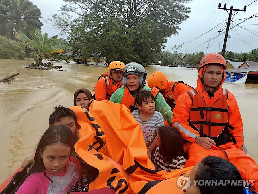 ▲ 인도네시아 북수마트라주서 구조되는 어린이들. ⓒ연합뉴스
