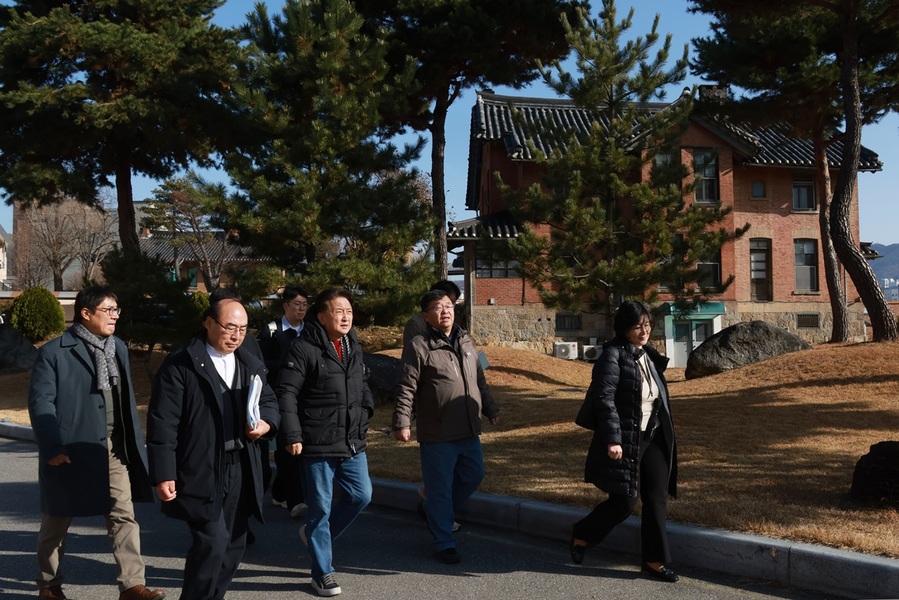 ▲ 김영환 충북도지사가 29일 개신교와 천주교 등 종교계 이사 30여 명과 함께 충북 어울리길-공감의 길을 탐방하고 있다.ⓒ충북도