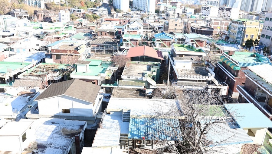 ▲ 한 시대의 자취가 잠들어 있는 사모2구역 주택 풍경. 내년 상반기면 사라질 이곳은 오래된 삶의 결을 마지막으로 토해내듯 고요히 남아 있다. ⓒ김정원 기자