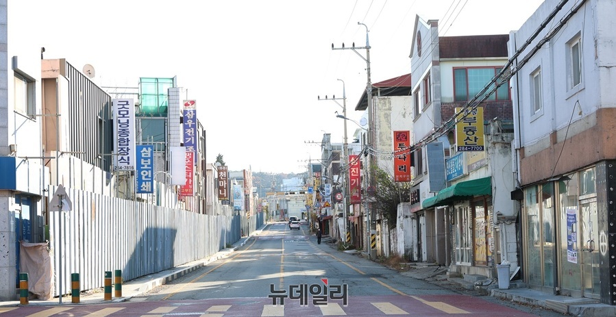 ▲ 국보제약골목도 변화의 물살 한가운데 놓였다. 길의 왼편과 오른편 모두 새 미래를 준비하는 중, 오른쪽 사모2구역은 이미 허물어지는 소리가 은근히 번져 나온다. ⓒ김정원 기자