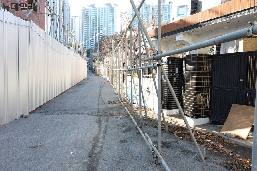 ▲ 가림막이 하나둘 세워지며 본격적인 철거의 숨결이 시작됐다. 익숙한 풍경을 덮는 가림막 뒤로, 동네의 기억이 조용히 접혀 들어간다. ⓒ김정원 기자