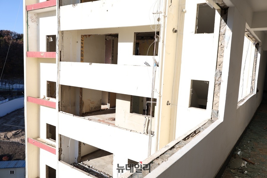 ▲ 오래된 아파트도 이제는 역할을 내려놓고 있다. 벽면의 차곡한 세월이 굴착기의 진동 속에서 마지막 흔적을 떨어낸다. ⓒ김정원 기자