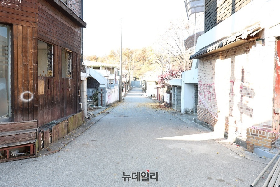 ▲ 철거를 앞둔 골목길의 오래된 숨결이 사진 속에서만큼은 온전히 남아 있다. ⓒ김정원 기자