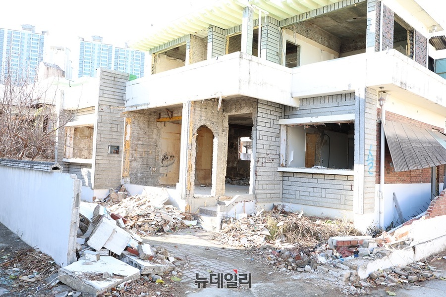 ▲ 사모2구역 재개발로 인해 전형적인 단독주택이 하나둘 무너지고 있다. ⓒ김정원 기자