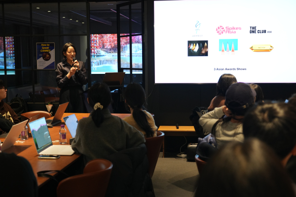 ▲ 28일 '잘 만든 캠페인, 영어로 출품하기: How to Speak Cannes'이 강남구 소재 분데스 언주에서 열렸다. 강연 중인 이봄이 파울러스 카피라이터. ⓒ브랜드브리프