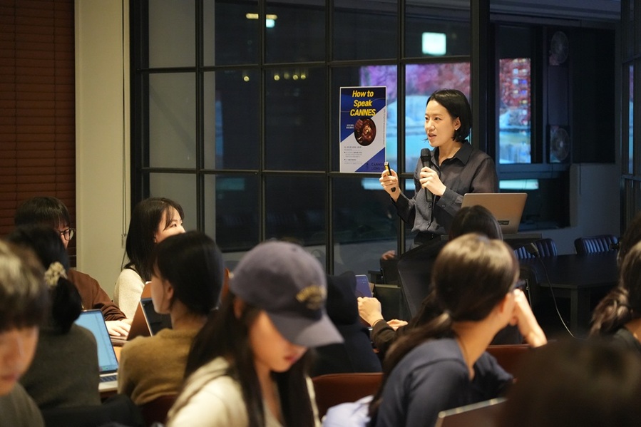 ▲ 강연 중인 이봄이 파울러스 카피라이터. ⓒ브랜드브리프