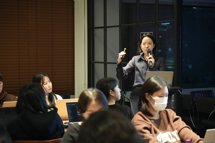 ▲ 강연 중인 이봄이 파울러스 카피라이터. ⓒ브랜드브리프