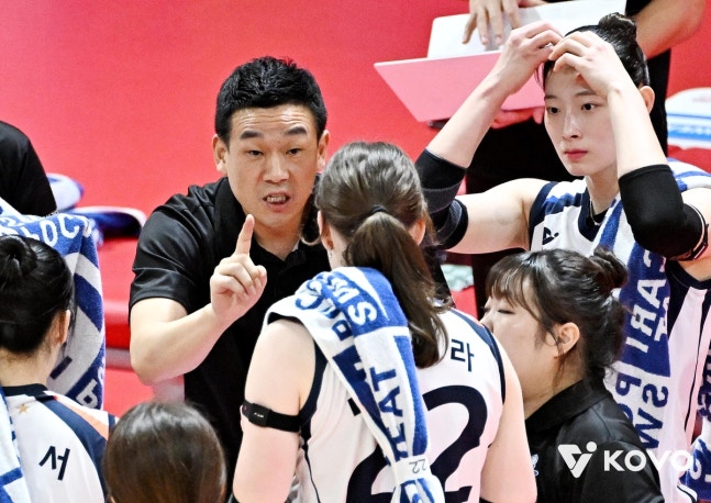 ▲ 기업은행이 페퍼저축은행으로 3-2로 무너뜨렸고, 여오현 감독대행 체제에서 2연승을 달렸다.ⓒKOVO 제공