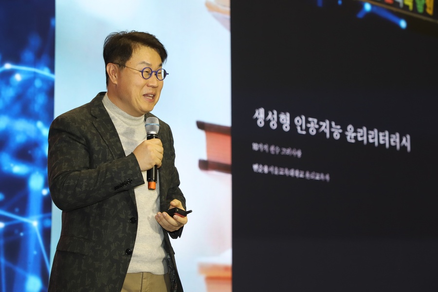 ▲ 변순용 교수는 “AI는 강력한 도구이지만 오정보 생성, 편향성, 오류 등 여러 위험을 내포한다”며, AI 사용의 기본은 “결과물을 비판적으로 검토하고, 책임 있게 활용하는 습관”이라고 말했다.ⓒ대구경북인터넷기자협회