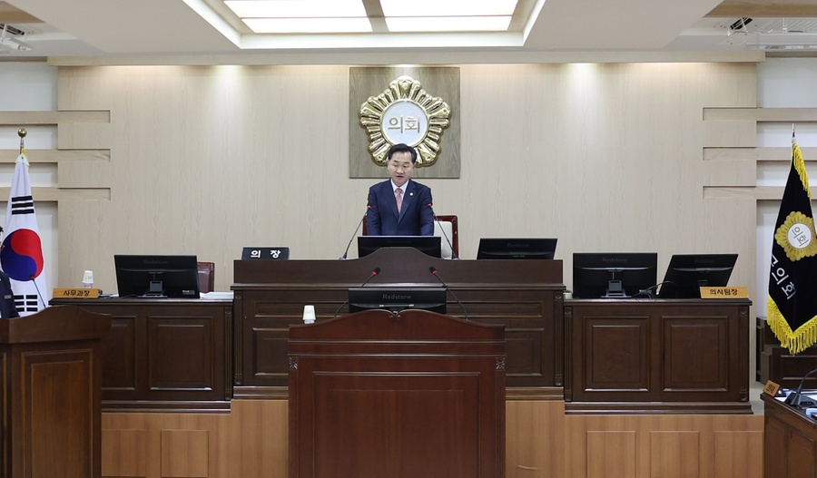 ▲ 김영범 의장은 개회사를 통해 “어려운 국·내외 여건과 불확실한 정치·경제의 상황에서 군민의 삶과 직결되는 분야가 소홀해지지 않도록 세심하고 균형 잡힌 검토가 필요하다”고 말했다.ⓒ영양군의회
