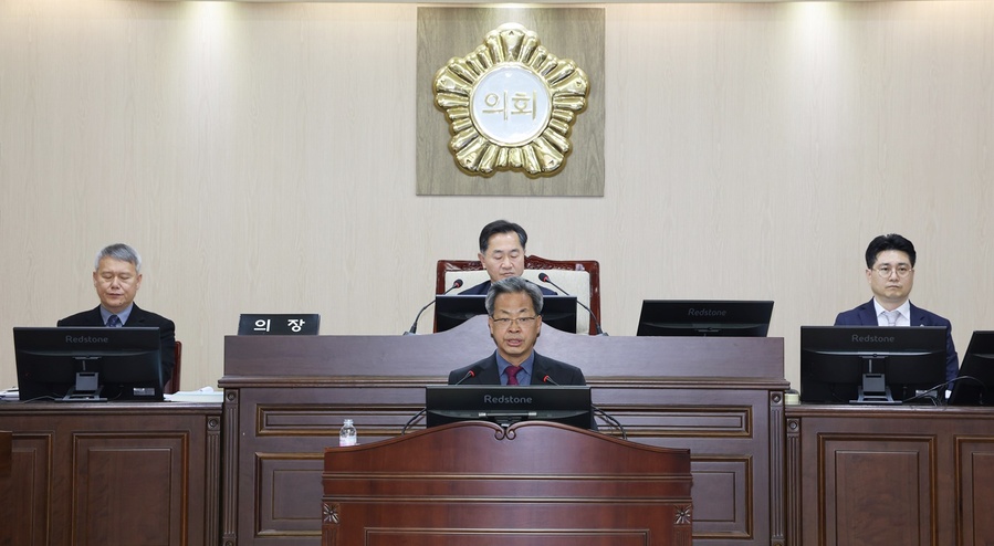 ▲ 오도창 영양군수는 시정연설에서 “2026년도의 재정운영방향은 지속가능한 재정으로 소멸위기를 극복하고자 하며 농업ㆍ축산ㆍ산림분야에 437억원을, 사회복지ㆍ보건분야에 29억원을 늘려 편성함으로서 군민의 삶과 직결된 분야에 선택과 집중했다”고 말했다.ⓒ영양군