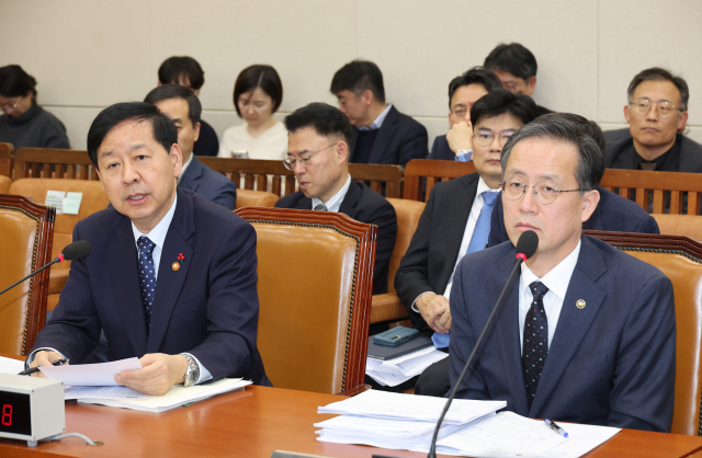 ▲ 구윤철(왼쪽) 부총리 겸 기획재정부 장관이 30일 국회에서 열린 기재위 전체회의에서 의원 질의에 답하고 있다. /연합뉴스