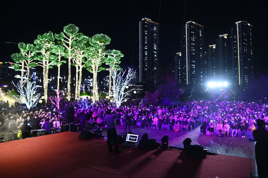 ▲ 지난 28일, 대구 달성군 유가읍 중앙공원에서 열린 '달빛, 크리스마스 페스타' 현장. 준비된 좌석을 넘어서, 수많은 지역 주민들과 방문객들이 참여해 축제의 열기를 가득 채웠다.ⓒ달성군