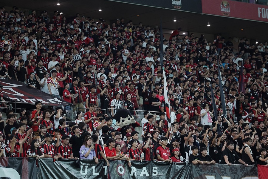 ▲ 1만 9490명을 기록해 가장 많은 관중을 유치한 FC서울이 '풀 스타디움상'을 수상했다.ⓒ한국프로축구연맹 제공