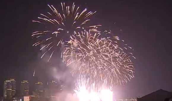 ▲ 한화이글스 창단 40주년 기념 멀티미디어 불꽃쇼. 30일 대전 갑천 일원에서 진행된 초겨울 밤하늘 위로 불꽃과 드론이 겹겹이 수놓이며, 갑천 위를 비추는 빛이 사람들 얼굴에 작은 미소를 비췄다. 40년의 시간을 기념하는 불꽃은 잠시나마 모두의 일상을 멈춰 세우고, 오래 응원해온 마음들을 하나의 환한 장면으로 묶어 올렸다. 새로운 시즌을 향한 희망의 숨결이 천천히 대전의 밤을 채웠다.ⓒKBS뉴스 캡처