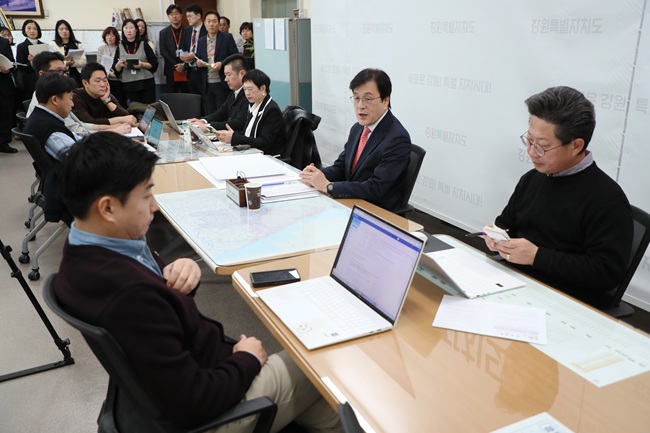 ▲ 김광래 경제부지사가 1일 도청에서 기자브리핑을 열고 내년까지 5억2000만 원을 투입해 안전한 관람환경 개선과 전시 콘텐츠를 강화하겠다고 밝혔다. ⓒ강원특별자치도