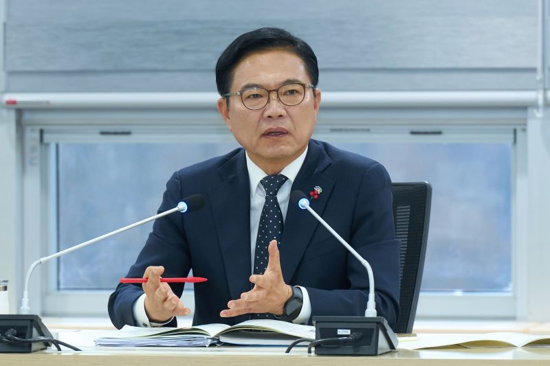 ▲ 김석필 천안시장 권한대행 부시장이 1일 시청 중회의실에서 열린 확대간부회의에서 '연말연시 공직기강 확립'을 당부하고 있다.ⓒ천안시