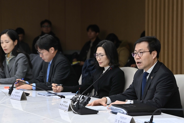 ▲ 여한구 산업통상부 통상교섭본부장은 지난달 17일 서울 중구 대한상공회의소에서 기획재정부, 외교부, 국토교통부 등 관계부처 위원회 위원와 관계자 등이 참석한 가운데 열린 '제51차 통상추진위원회' 주재했다. ⓒ산업통상부