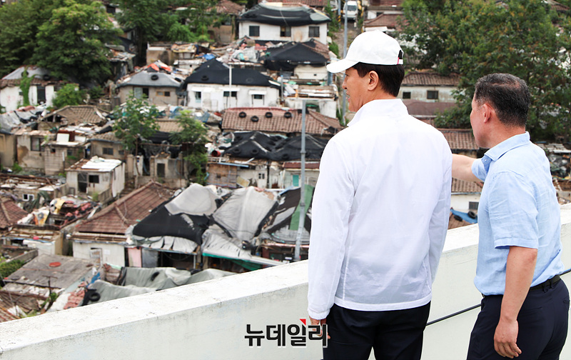 ▲ 지난 9월 오세훈 서울시장이 노원구 백사마을 재개발사업 현장을 둘러보고 있다.ⓒ서성진 기자