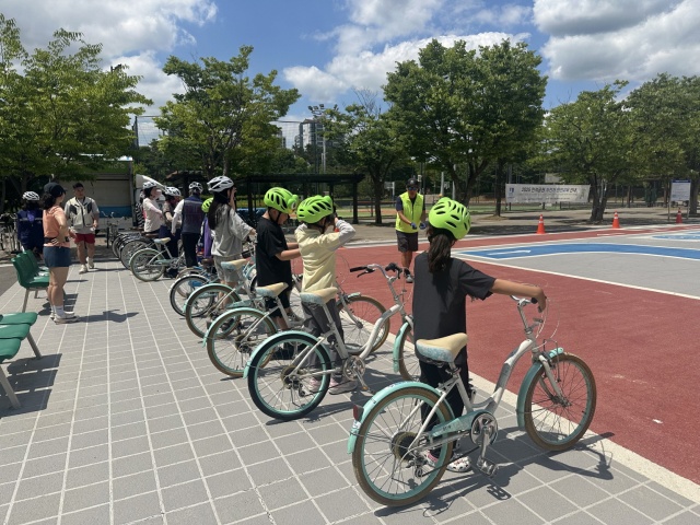 ▲ 만석공원에서 ‘만석공원 자전거 안전교육’이 운영되는 모습. ⓒ수원시 제공