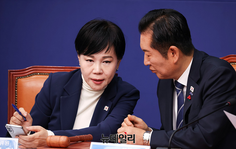 ▲ 정청래 더불어민주당 대표와 전현희 최고위원이 1일 오전 국회에서 열린 최고위원회의에서 대화를 나누고 있다. ⓒ서성진 기자