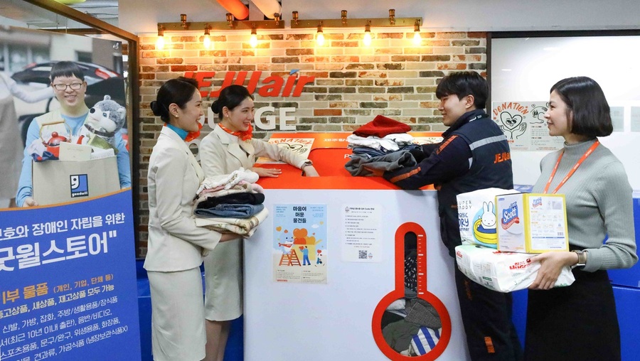 ▲ 제주항공이 임직원들이 사용하지 않는 의류와 생활용품 1000여 점을 굿윌스토어에 기부하며 자원순환과 장애인 일자리 창출에 적극 나섰다. ⓒ제주항공