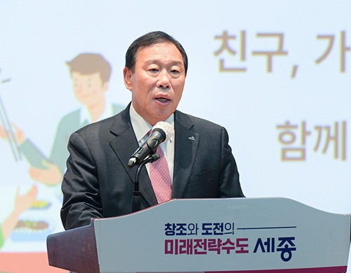 ▲ 최민호 세종시장이 1일 오전 시청 여민실에서 열린 12월 직원 소통의 날 행사에서인사말을 하고 있다.ⓒ세종시