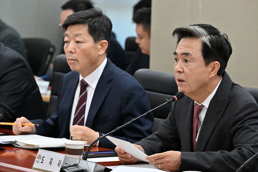 ▲ 김태흠 충남도지사가 1일 오전 도청에서 실국원장회의를 주재하고 있다.ⓒ충남도