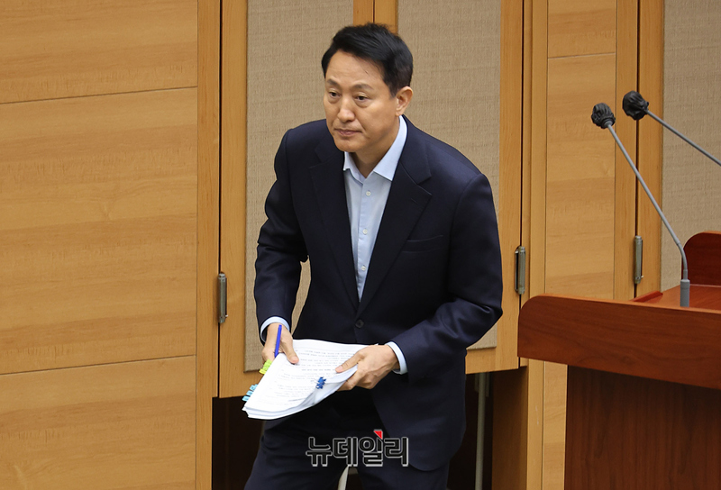 ▲ 오세훈 서울시장이 지난달 18일 오전 서울 중구 서울시의회에서 열린 제2차 본회의에서 의원들의 질의에 답하고 있다. ⓒ정상윤 기자