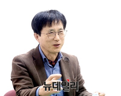 ▲ 성광진 대전교육연구소장이 기자회견을 하고 있다.ⓒ김경태 기자