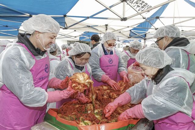 ▲ 헥터 비자레알 한마음재단 대표이사 겸 GM 한국사업장 사장(왼쪽 1번째)과 윤명옥 한마음재단 사무총장 겸 GM 한국사업장 커뮤니케이션 총괄 및 최고마케팅책임자(오른쪽 1번째) 등 GM 한국사업장 임직원들과 자원봉사자들이 지난달 29일 인천 부평구 자원봉사센터에서 진행된 '2025 사랑의 김장김치 나눔 행사'에서 김장김치를 담그고 있다. ⓒ한국GM