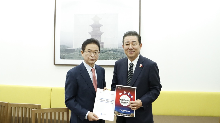▲ 김병기 더불어민주당 원내대표(오른쪽)는 경상북도의 APEC(에이펙) 성공기여를 평가하고, 지연현안 및 포스트 APEC(에이펙) 사업에 대한 특별한 관심과 지원 의사를 밝혔다.ⓒ경북도