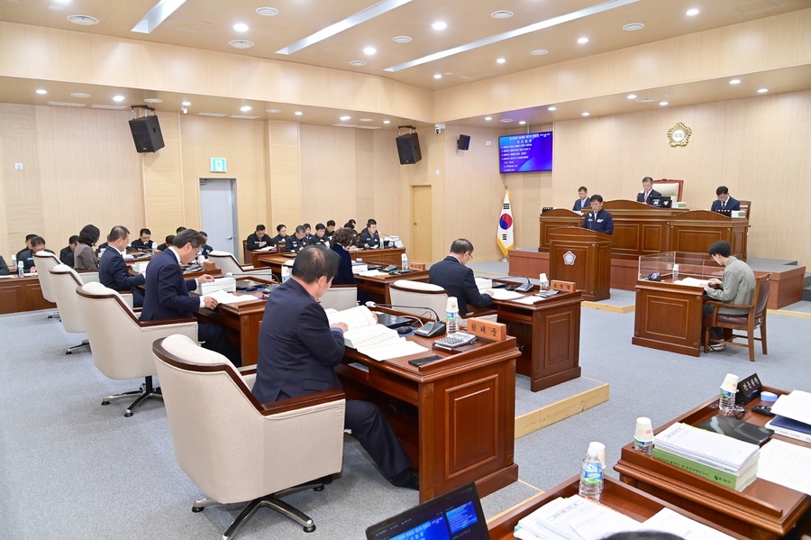 ▲ 윤경희 군수는 시정연설에서  “예산은 단순한 숫자가 아니라 군민과의 약속이자 미래를 위한 실천 계획”이라며, “군민 행복과 지역의 새로운 도약을 위해 재정을 전략적으로 운용하겠다.”고 밝혔다.ⓒ청송군