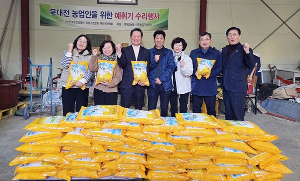 ▲ 관평동 주민 김문식 씨가 직접 재배한 쌀 350kg을 지역 취약계층에 기부하고 있다.ⓒ유성구의회