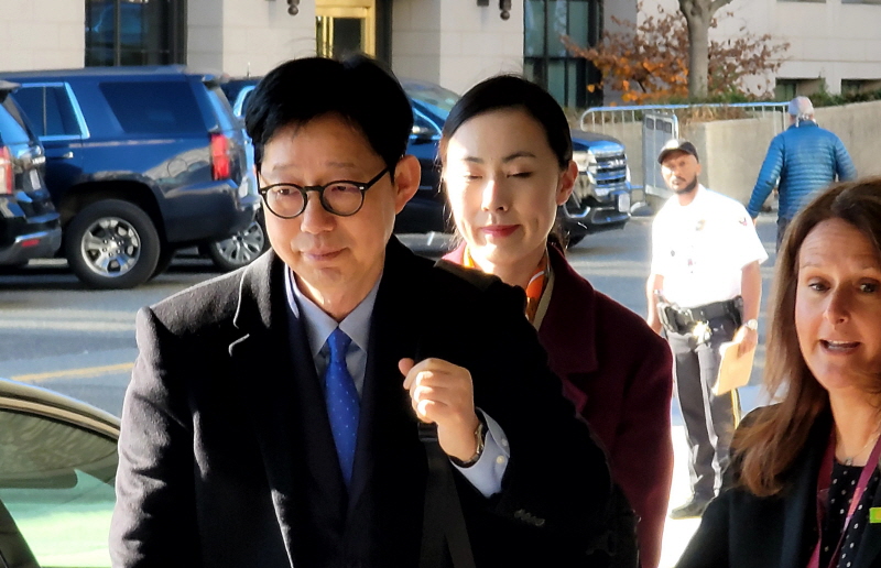 ▲ 박윤주 외교부 1차관(왼쪽)이 1일(현지시간) 크리스토퍼 랜도 국무부 부장관과의 회담을 위해 워싱턴DC의 국무부 청사에 들어가고 있다. ⓒ연합뉴스