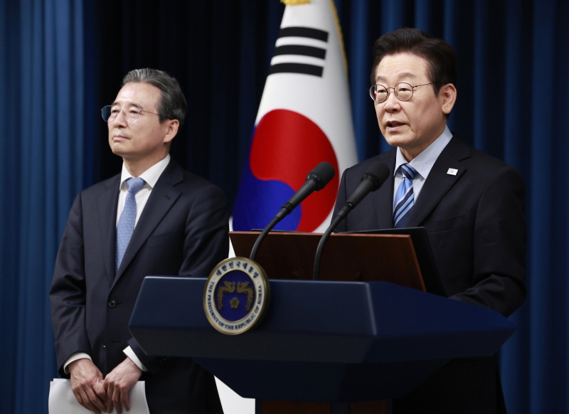 ▲ 이재명 대통령이 11월 14일 서울 용산 대통령실에서 한·미 간 관세·안보 합의를 문서화하는 '조인트 팩트시트(JFS·합동설명자료)' 관련 발표를 하고 있다. 왼쪽은 김용범 정책실장. ⓒ대통령실통신사진기자단