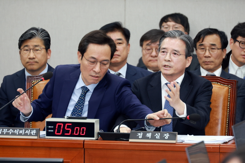 ▲ 김용범 대통령비서실 정책실장이 11월 18일 서울 여의도 국회에서 열린 운영위원회 전체회의에서 김은혜 국민의힘 의원의 전세 관련 질의를 듣던 중 가족이 언급되자 격노하고 있다. 옆에 있던 우상호 정무수석이 만류하고 있다. ⓒ뉴시스