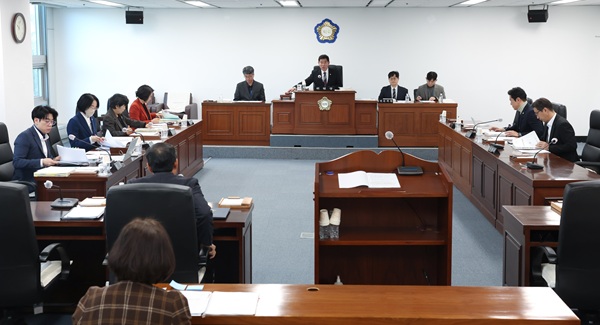 ▲ 강정규 대전 동구의회 행정사무감사 특별위원장이 복지환경국 감사를 주재하며, 노숙인 자활 프로그램 성과 부재와 스마트돌봄·스마트 경로당 장비 활용 미흡 등을 지적했다.ⓒ동구의회